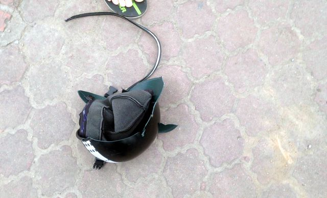 Chiếc mũ bảo hiểm của nạn nh&acirc;n vỡ tan.