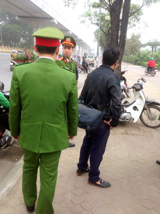 C&ocirc;ng an phường Mai Dịch c&oacute; mặt kịp thời n&ecirc;n anh T. mới tho&aacute;t nạn.