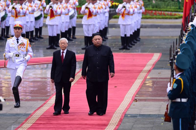 Tổng b&iacute; thư, Chủ tịch nước Nguyễn Ph&uacute; Trọng v&agrave; Chủ tịch Kim Jong-un duyệt đội danh dự.