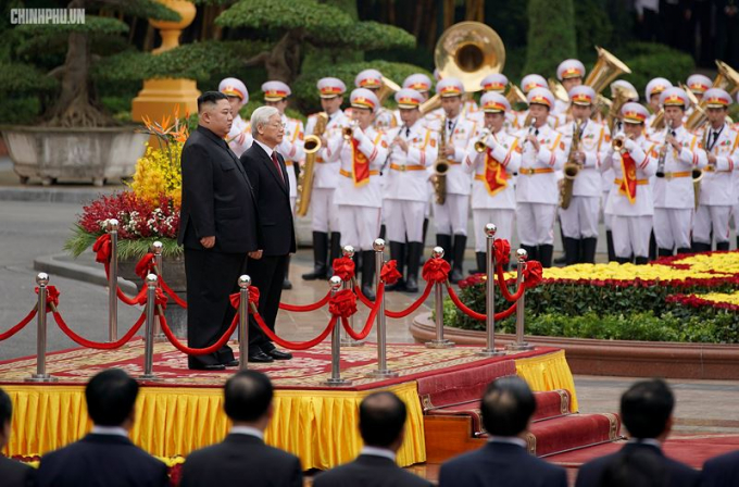 Sau phần lễ đ&oacute;n, Tổng b&iacute; thư, Chủ tịch nước Nguyễn Ph&uacute; Trọng v&agrave; Chủ tịch Triều Ti&ecirc;n Kim Jong-un bước v&agrave;o phần hội đ&agrave;m.