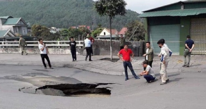 L&ograve;ng đường sụt l&uacute;n gần 1 m&eacute;t khiến nhiều hộ d&acirc;n sinh sống hai b&ecirc;n ph&aacute;t hoảng.