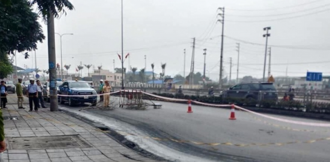 L&ograve;ng đường sụt l&uacute;n, lượn s&oacute;ng, c&aacute;c phương tiện vận tải lớn kh&ocirc;ng thể lưu th&ocirc;ng qua được.