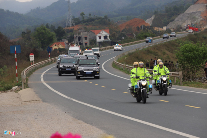 Ng&agrave;y 26/2, Đo&agrave;n xe l&atilde;nh đạo Triều Ti&ecirc;n Kim Jong Un di chuyển từ Huyện Chi Lăng, Tỉnh Lạng Sơn tiến về H&agrave; Nội theo tuyến đường QL 1A.&nbsp;Ảnh:&nbsp;Trần Anh