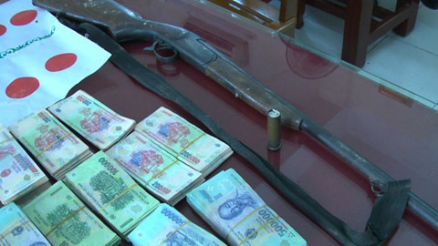 C&ocirc;ng an đ&atilde; thu giữ tại chiếu bạc 1 tỉ đồng c&ugrave;ng 1 khẩu s&uacute;ng tự chế đ&atilde; l&ecirc;n đạn.