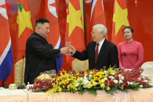 Tổng B&iacute; thư, Chủ tịch nước Nguyễn Ph&uacute; Trọng chi&ecirc;u đ&atilde;i trọng thể Chủ tịch Triều Ti&ecirc;n&nbsp;Kim Jong Un.