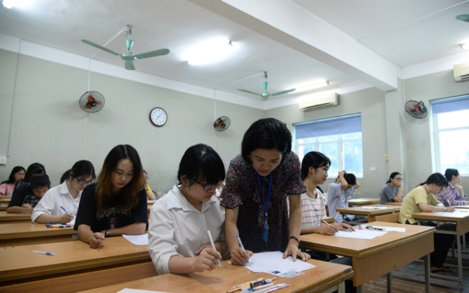 C&aacute;n bộ coi thi hướng dẫn th&iacute; sinh ho&agrave;n thiện c&aacute;c thủ tục trước buổi thi m&ocirc;n Ngữ văn Kỳ thi THPT quốc gia năm 2018 tại điểm thi Trường THCS &amp;amp;amp; THPT Lương Thế Vinh (H&agrave; Nội).