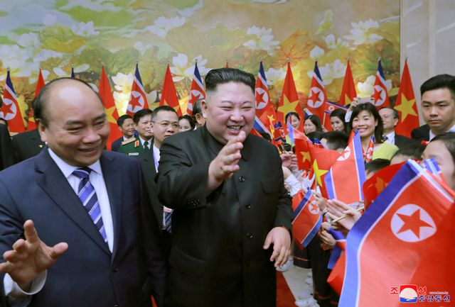 Chiều 1/3, Chủ tịch Triều Ti&ecirc;n Kim Jong-un đ&atilde; c&oacute; cuộc hội kiến với Thủ tướng Nguyễn Xu&acirc;n Ph&uacute;c. Đ&acirc;y l&agrave; chuyến thăm hữu nghị ch&iacute;nh thức Việt Nam lần đầu ti&ecirc;n của &ocirc;ng Kim Jong-un kể từ khi l&ecirc;n nắm quyền tại Triều Ti&ecirc;n v&agrave;o năm 2011.&nbsp;