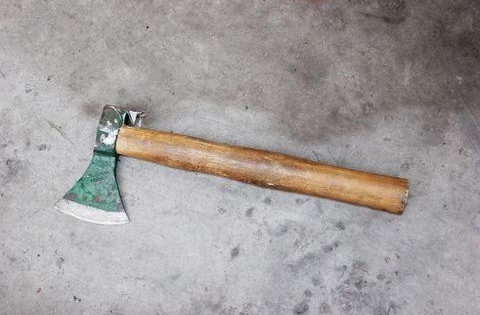 Lên cơn cuồng ghen, chồng dùng rìu bổ vào đầu một người đàn ông trước cửa nhà