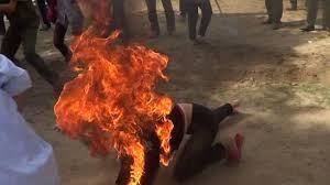 Không gặp được bạn gái, nam thanh niên đổ xăng lên người dọa tự thiêu