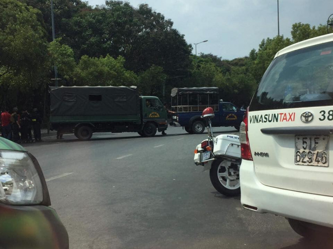 Nghi chiếc vali v&ocirc; chủ c&oacute; chứa chất nổ, nhiều tuyến đường v&agrave;o s&acirc;n bay T&acirc;n Sơn Nhất bị phong tỏa