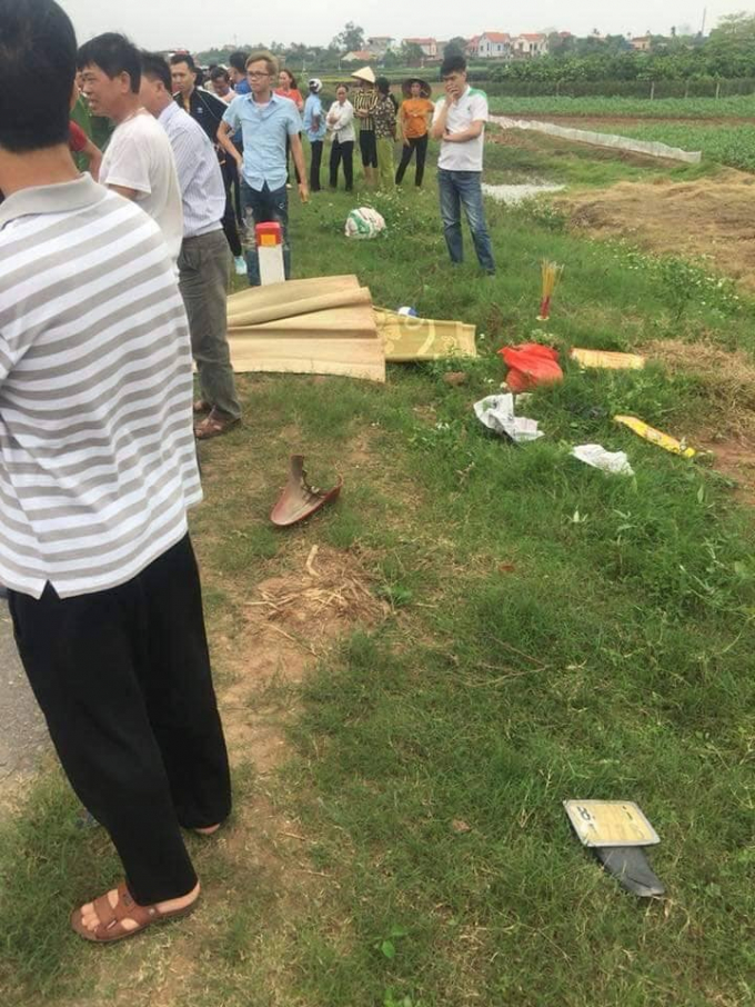 Người d&acirc;n&nbsp;đứng xem sự việc, một phần&nbsp;đu&ocirc;i của xe m&aacute;y vỡ tung, bắn ra lề&nbsp;đường.