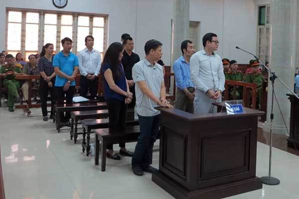 C&aacute;c bị c&aacute;o tại t&ograve;a.