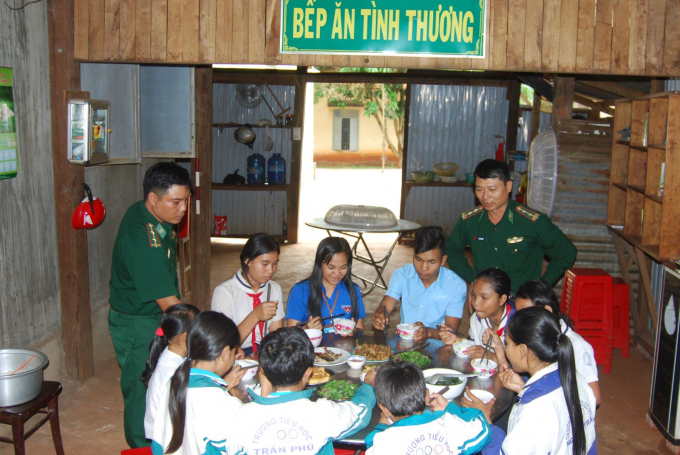 Thời gian qua, bếp ăn t&igrave;nh thương của c&aacute;c chiến sĩ đồn bi&ecirc;n ph&ograve;ng cửa khẩu quốc tế Lệ Thanh (Gia Lai) đ&atilde; gi&uacute;p đỡ h&agrave;ng trăm em học sinh l&agrave; con em đồng b&agrave;o d&acirc;n tộc Ja Rai c&oacute; bữa ăn trưa đầy đủ dinh dưỡng.