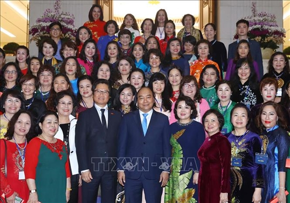 Thủ tướng Nguyễn Xu&acirc;n Ph&uacute;c chụp ảnh lưu niệm với c&aacute;c đại biểu. Ảnh:&nbsp; TTXVN