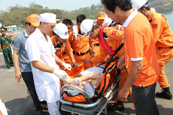 Nạn nh&acirc;n được t&agrave;u t&igrave;m kiếm cứu nạn đưa về bờ. Ảnh minh họa