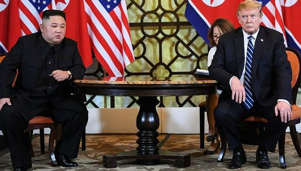 &Ocirc;ng Trump v&agrave; &ocirc;ng Kim tại hội nghị.