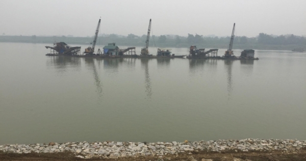 Vĩnh Phúc: Cát tặc đục khoét dòng sông Lô