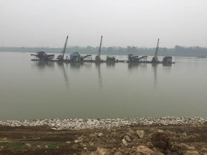 T&agrave;u c&aacute;t hoạt động suốt ng&agrave;y đ&ecirc;m tại kh&uacute;c s&ocirc;ng chảy qua x&atilde; Đ&ocirc;n Nh&acirc;n