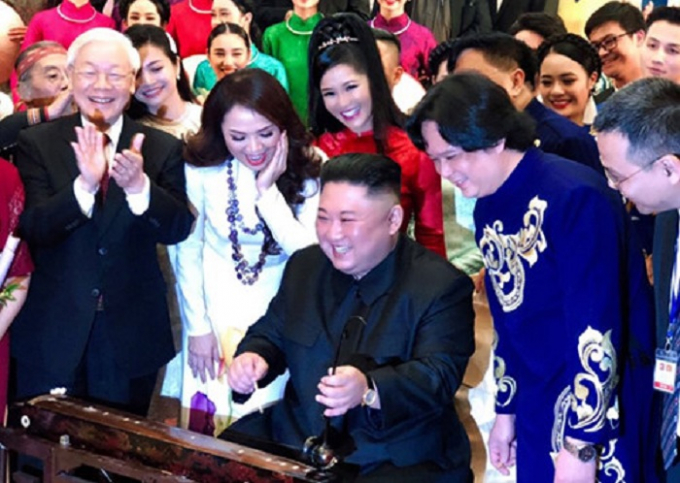 Tổng b&iacute; thư, Chủ tịch nước Nguyễn Ph&uacute; Trọng đứng b&ecirc;n cạnh khi Chủ tịch Kim Jong-un chơi thử đ&agrave;n bầu.