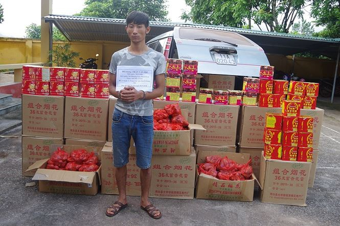 Đối tượng v&agrave; tang vật ph&aacute;o nổ do Đồn Bi&ecirc;n ph&ograve;ng Bắc Xa (BĐBP Lạng Sơn) bắt giữ, th&aacute;ng 9/2018
