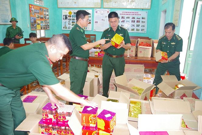 Năm 2018, BĐBP Lạng Sơn đ&atilde; bắt, khởi tố 19 vụ/22 đối tượng bu&ocirc;n b&aacute;n, vận chuyển ma t&uacute;y; 61 vụ/74 đối tượng, thu giữ tr&ecirc;n 4,6 tấn ph&aacute;o c&aacute;c loại; bắt, xử l&yacute; 90 vụ vận chuyển h&agrave;ng h&oacute;a tr&aacute;i ph&eacute;p, thu giữ h&agrave;ng h&oacute;a tr&ecirc;n 1,4 tỉ đồng..