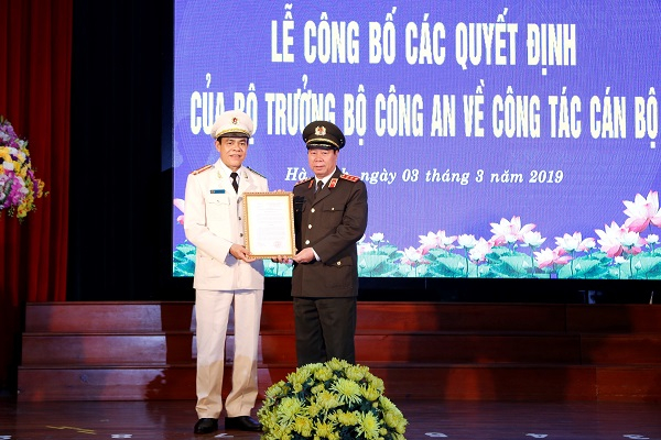 Thượng tướng B&ugrave;i Văn Nam&nbsp; trao quyết định Gi&aacute;m đốc C&ocirc;ng an H&agrave; Tĩnh cho Đại t&aacute; V&otilde; Trọng Hải.