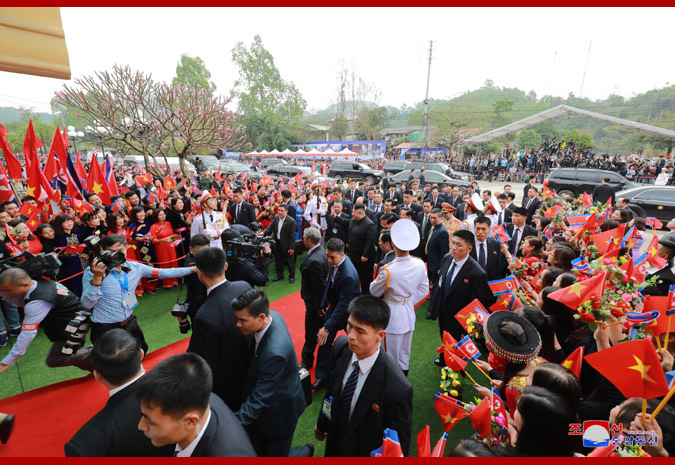 H&agrave;ng ngh&igrave;n người vẫy cờ hoa tiễn Chủ tịch Triều Ti&ecirc;n