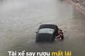 Hãi hùng với Clip ô tô lao xuống sông, người dân nhảy xuống đập vỡ kính cứu tài xế