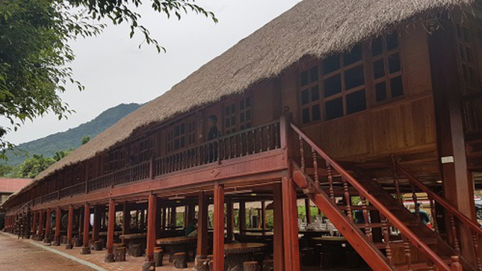 30 nh&agrave; s&agrave;n đều c&oacute; m&aacute;i nh&agrave; lợp bằng cỏ tranh, h&agrave;i h&ograve;a giữa thi&ecirc;n nhi&ecirc;n với đất trời.&nbsp;