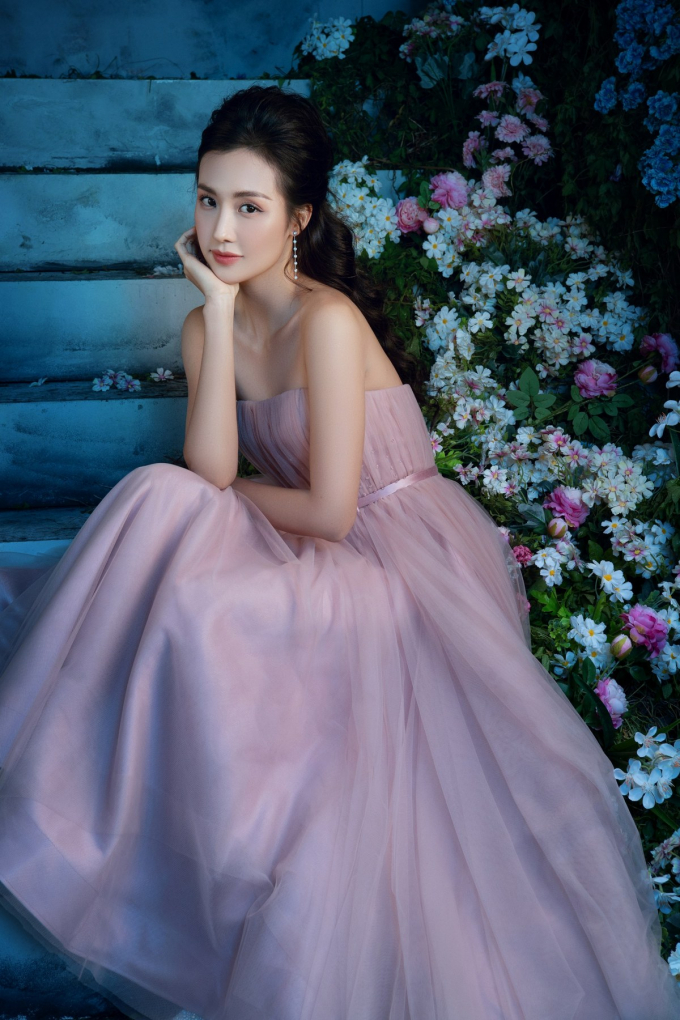 Người đẹp Helly Tống quyến rũ đầy m&ecirc; hoặc với đầm c&uacute;p ngực. Chiếc v&aacute;y được thiết kế cắt c&uacute;p tạo form ho&agrave;n hảo khiến c&aacute;c t&iacute;n đồ thời trang kh&ocirc;ng thể rời mắt.