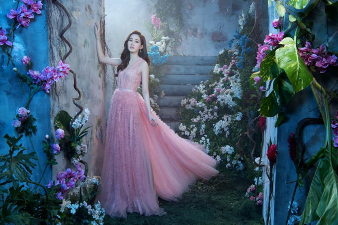 Bộ sưu tập c&oacute; sự xuất hiện của hoa hậu Đăng Thu Thảo - Đại sứ thương hiệu thời trang Elise nhiều năm nay. Hoa hậu Thu Thảo khoe nhan sắc s&aacute;ng bừng lộng lẫy trong thiết kế đầm d&agrave;i t&ocirc;n d&aacute;ng.