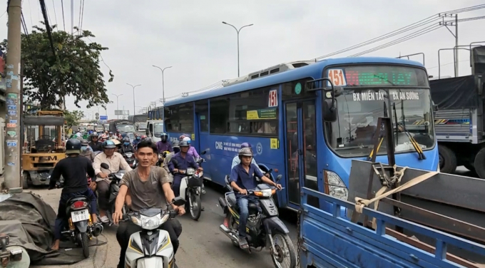 Giao th&ocirc;ng qua khu vực gặp nhiều kh&oacute; khăn (Ảnh: Nguyễn Hảo)