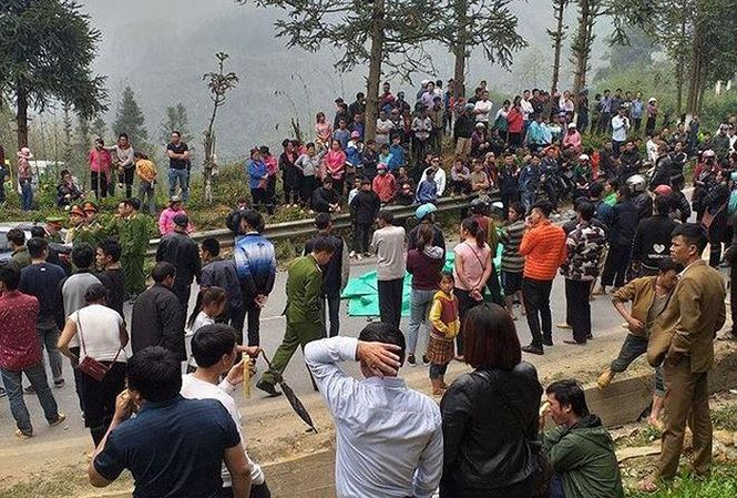 Người d&acirc;n tập trung tại hiện trường vụ tai nạn. Ảnh: IE.