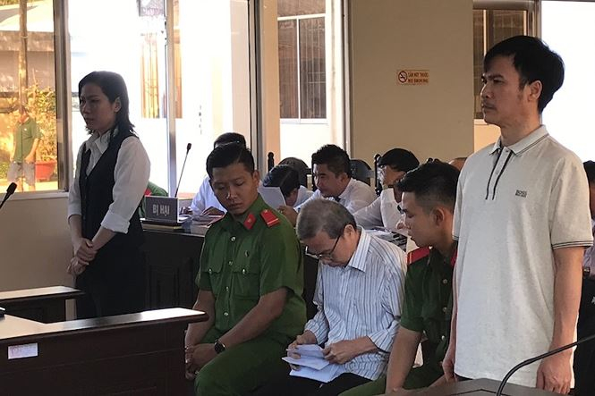 C&aacute;c bị c&aacute;o nghe đọc c&aacute;o trạng.