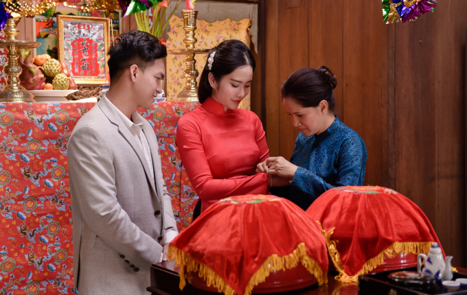 Ch&agrave;ng trai đi c&ugrave;ng Nam Em diện &Acirc;u phục, cả hai đ&atilde; c&ugrave;ng nhau thắp nhang trước b&agrave;n thờ gia ti&ecirc;n, nhận lời ch&uacute;c ph&uacute;c của người th&acirc;n trước khi Nam Em đi theo về nh&agrave; chồng.