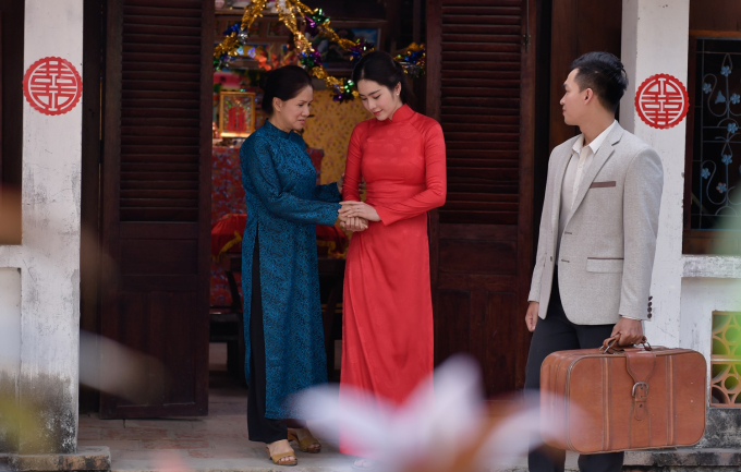 Vốn xuất th&acirc;n từ miền T&acirc;y s&ocirc;ng nước, khung cảnh trong những bức h&igrave;nh được chụp lại cũng đầy b&igrave;nh dị v&agrave; n&ecirc;n thơ, cho thấy dường như sau tất cả, Nam Em cũng đ&atilde; t&igrave;m được bến đỗ của m&igrave;nh v&agrave; c&oacute; cuộc sống lặng lẽ hơn.