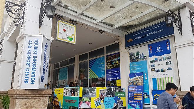 Đại l&yacute; b&aacute;n v&eacute; m&aacute;y bay, qu&aacute;n c&agrave; ph&ecirc; bủa v&acirc;y Trung t&acirc;m Văn h&oacute;a Hồ Gươm.