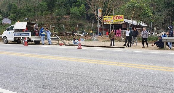 Phá rào lập lối đi, mở hàng quán trên cao tốc Nội Bài - Lào Cai