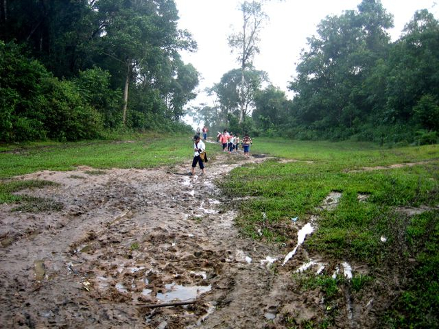 Cơ sở hạ tầng, giao th&ocirc;ng kh&oacute; khăn, nhất l&agrave; m&ugrave;a mưa b&atilde;o cũng l&agrave; một trong những nguy&ecirc;n nh&acirc;n l&agrave;m sụt giảm sĩ số học sinh ở huyện Nam Tr&agrave; My