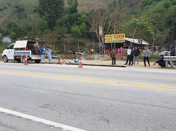 Một d&atilde;y h&agrave;ng qu&aacute;n mới mọc v&agrave; ph&aacute; hộ lan cạnh cao tốc Nội B&agrave;i - L&agrave;o Cai qua Y&ecirc;n B&aacute;i Ảnh: Bảo An