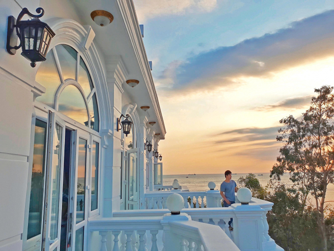 Nathan Lee t&igrave;nh cảm mừng sinh nhật mẹ tiến sĩ, h&eacute; lộ căn villa chục triệu đ&ocirc; tr&ecirc;n biển Vũng T&agrave;u