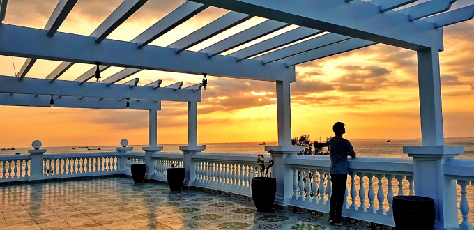 Nathan Lee t&igrave;nh cảm mừng sinh nhật mẹ tiến sĩ, h&eacute; lộ căn villa chục triệu đ&ocirc; tr&ecirc;n biển Vũng T&agrave;u