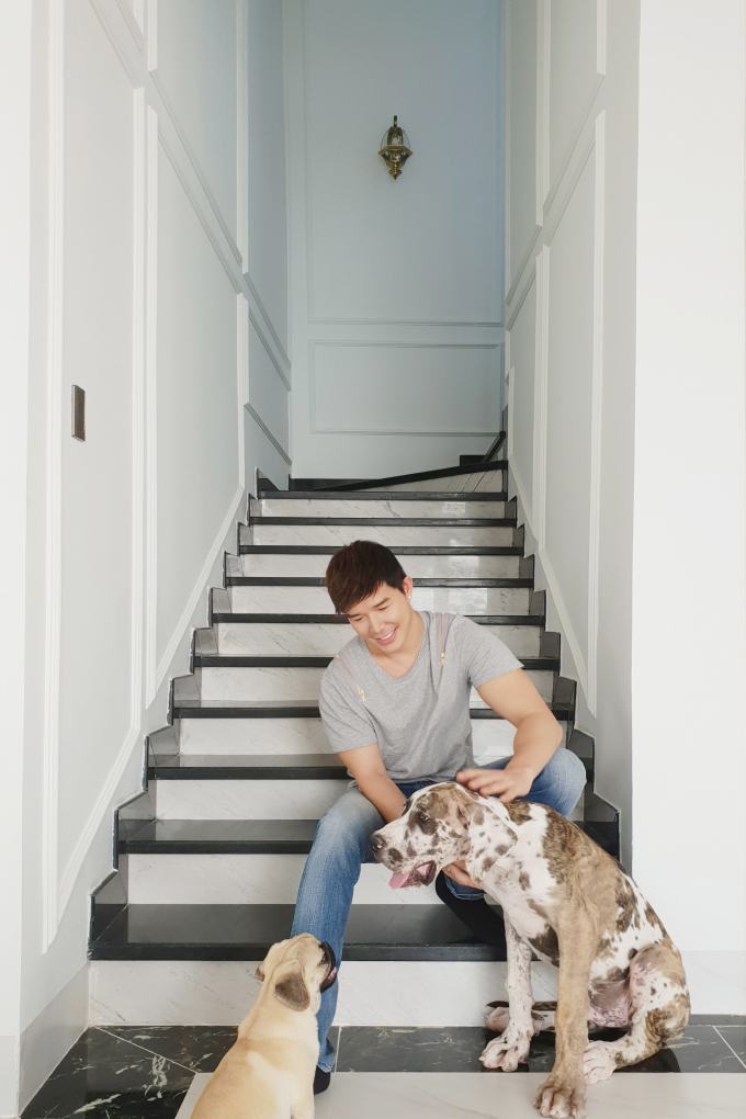 Nathan Lee t&igrave;nh cảm mừng sinh nhật mẹ tiến sĩ, h&eacute; lộ căn villa chục triệu đ&ocirc; tr&ecirc;n biển Vũng T&agrave;u