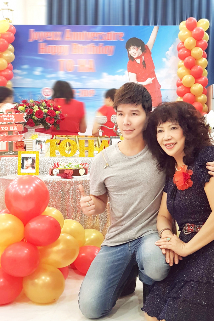 Nathan Lee t&igrave;nh cảm mừng sinh nhật mẹ tiến sĩ, h&eacute; lộ căn villa chục triệu đ&ocirc; tr&ecirc;n biển Vũng T&agrave;u