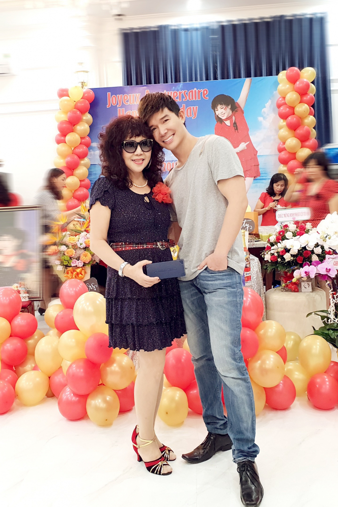 Nathan Lee t&igrave;nh cảm mừng sinh nhật mẹ tiến sĩ, h&eacute; lộ căn villa chục triệu đ&ocirc; tr&ecirc;n biển Vũng T&agrave;u