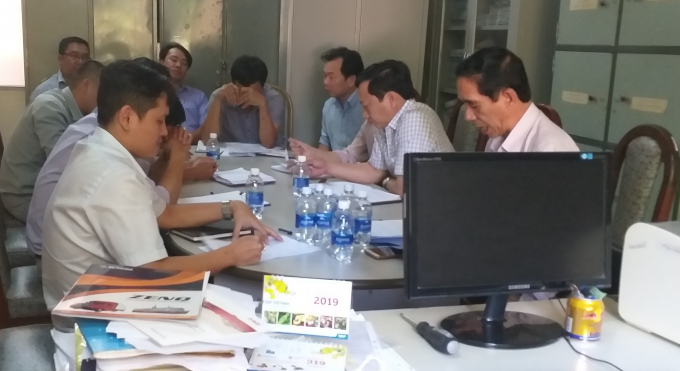 &Ocirc;ng Ho&agrave;ng Xu&acirc;n Ng&acirc;n - Ph&oacute; GĐ Sở TNMT tỉnh Đắk Lắk (trong c&ugrave;ng b&ecirc;n phải)&nbsp; l&agrave;m trưởng đo&agrave;n đang l&agrave;m việc với &ocirc;ng Phạm B&aacute; Sỹ - TGĐ Nh&agrave; m&aacute;y chế biến tinh bột sắn Ea Kar.&nbsp;(người che mặt)