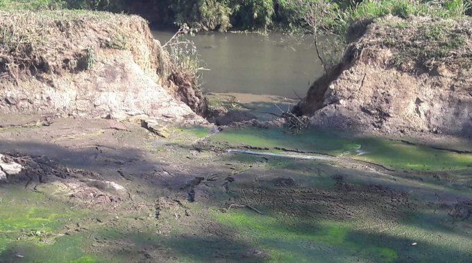 Nơi đập bị vỡ tại hồ chứa số 3, nước v&agrave; b&ugrave;n đ&atilde; chảy hết ra s&ocirc;ng Kr&ocirc;ng Năng.