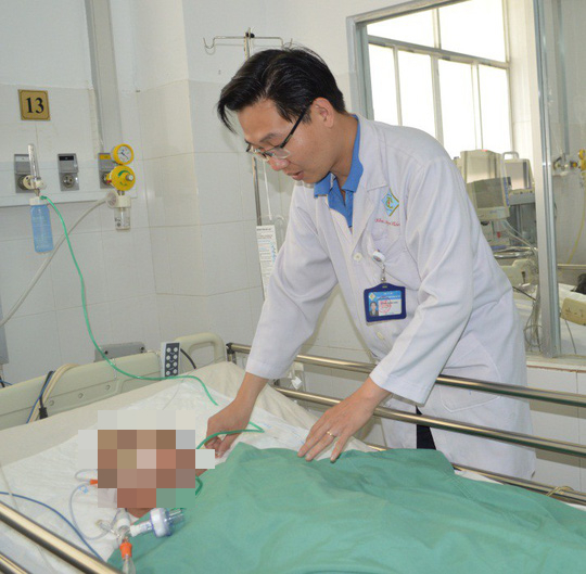 C&aacute;c b&aacute;c sĩ đang thăm kh&aacute;m cho b&agrave; mẹ Việt Nam anh h&ugrave;ng Đ.T.T