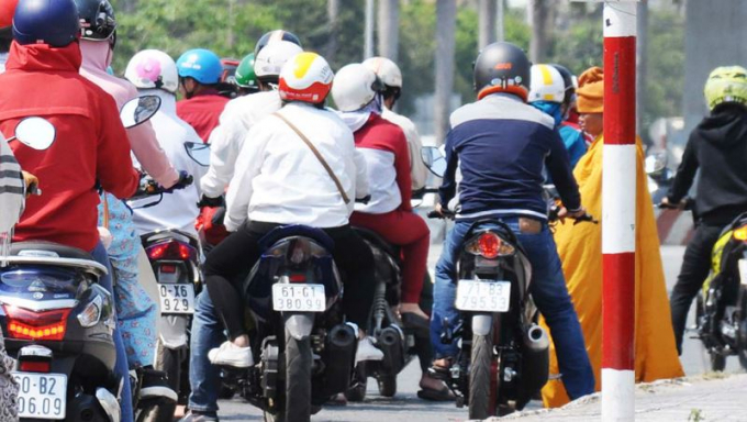 Người phụ nữ trong trang phục tu h&agrave;nh đứng tại điểm giao th&ocirc;ng ng&atilde; tư Vũng T&agrave;u xin tiền.