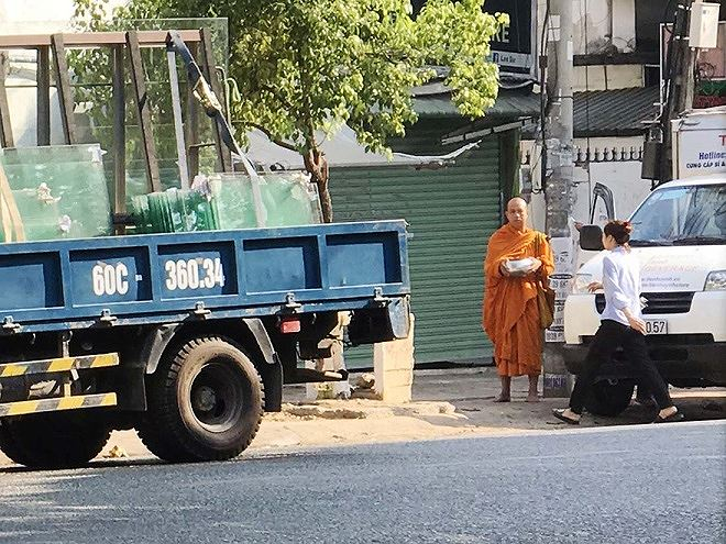 Người đ&agrave;n &ocirc;ng tự xưng ph&aacute;p danh Phước Cảnh đang khất thực ở trung t&acirc;m TP Bi&ecirc;n H&ograve;a.&nbsp;